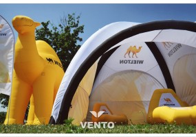 Strefa chillout pod namiotem VENTO z dmuchanymi fotelami. Balon nietypowy - wielbłąd.