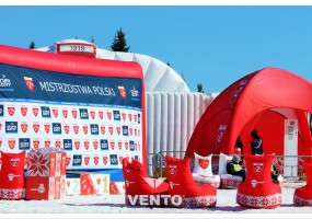 Namiot VENTO®, wygodne pufy i brama z siatką reklamową podczas zawodów.
